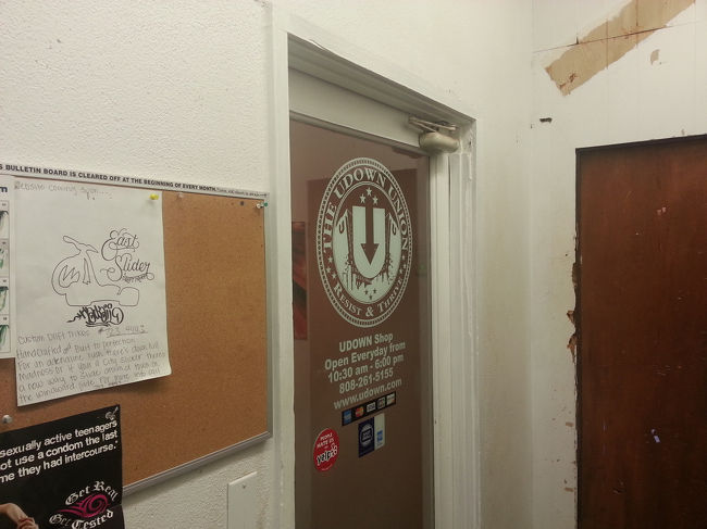 カイルア最後はここです。<br />息子は海パン、僕はシールを購入。<br />ここのYouTubeは最高に面白いですよ！(^o^)<br />Udownで検索を！