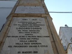 ロコロトンド旧市街を歩く♪
この門がナポリ門。
その名も通りにナポリへ通じる道であった。