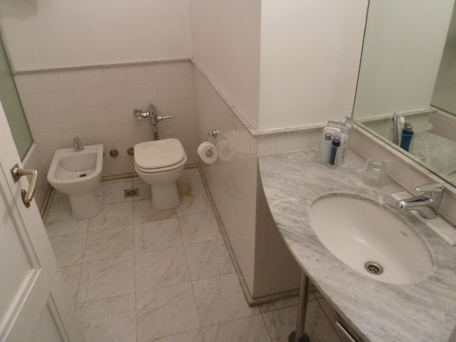 どーでもいいけどこんなにいい部屋じゃなくてよかったのに。<br />その分安くして。笑