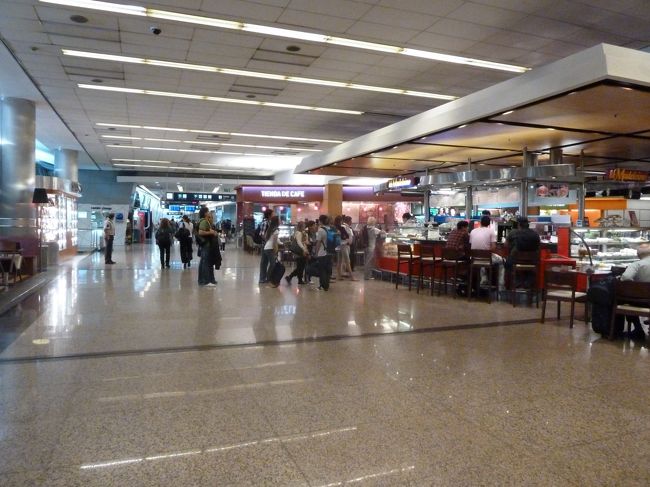 早朝の空港。<br />イグアスへ