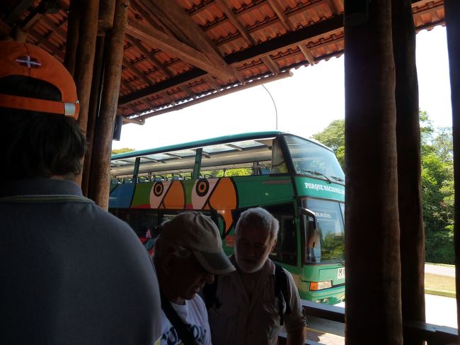 バスに乗って移動します