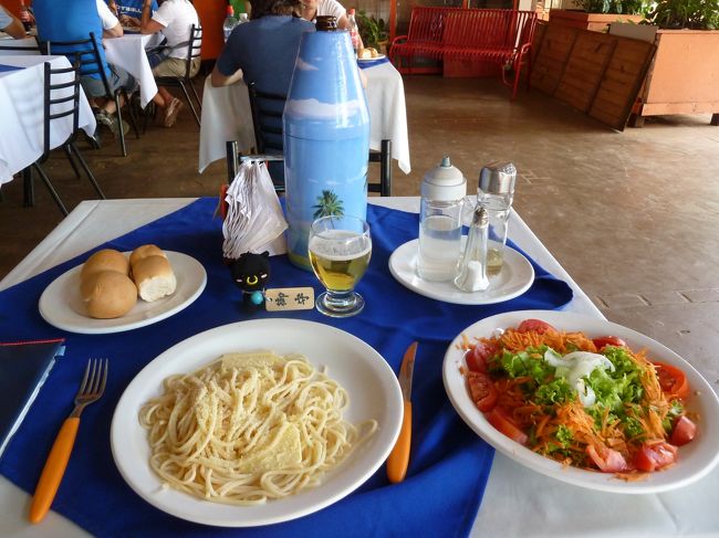 ランチはパスタとサラダ。<br />メニューがよくわからなかったので一番上に書いてあるパスタを言ったら味付けもくそもないパスタが来ました。笑