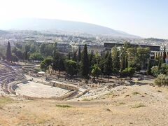 ディオニソス劇場を上から見下ろす。なお、ここを下ると、新アクロポリス博物館方面に通じる出入口がある。