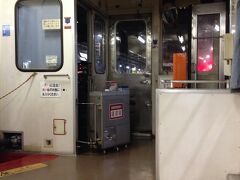 玉名駅横で田んぼアートをしているということで、窓から観ることが出来るかなーと思っていたんですが、トンネルを出たらすぐにホーム通過。そして、急な雨が降っているようで空は真っ黒で暗くて、結局どこにあったのかわからなかった…。

20時過ぎの三角線に乗りますが、夏の暑い時期にバタバタするのがイヤなので、熊本駅には19:15くらいに着く新幹線にしておりました。

確実に座りたかったんでA列車には3度ほど乗りました。勿論今は時間的にありませんからローカルです。

昭和の「ピンポン」という音が（バスの下車ボタンの音）、駅到着前に連続で鳴り響きます。なんだか、この空間だけ昭和だわ〜〜。

乗客のほとんどが三角で下車なんで、ほとんどの駅は前の車輌の扉しか開きまへん。