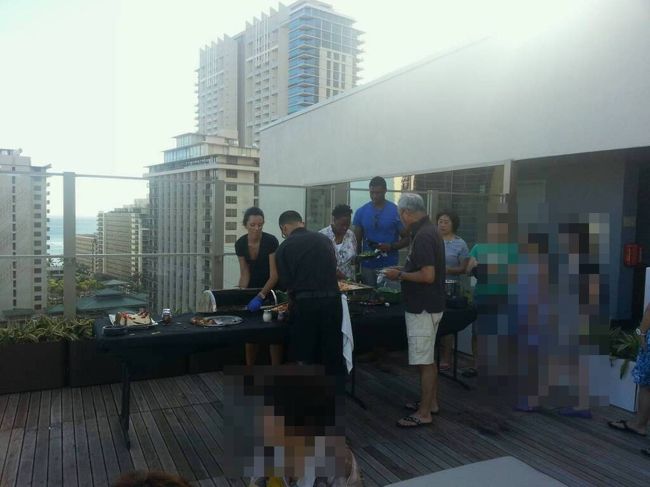 パーティーでは飲み物２杯と簡単なお料理が振る舞われます。<br />そして抽選会が行われます。