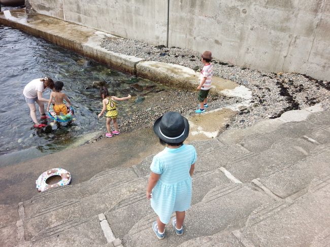 水遊びしている親子を、羨ましそうに見つめる子供達。