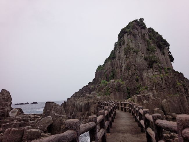 柱状節理が海に突き出るようにそそり立ち、岩が鉾を立てたように並んでいることから、鉾島と名がついたそうです。<br /><br />周囲８０メートル、高さ５０メートル程の島の断崖に、松やグミなどが茂り、頂上からは、北東の方向に亀島、さらに後方には、東尋坊や雄島が望めます。<br />また、頂上に小さな祠があり、不動明王が安置されています。昔、地元の漁師が海から拾い上げ、お告げによって、島に安置したところ、嵐から免れたり大漁になるなどの御利益が続いたといわれ、現在も厚い信仰を受けているそうです。