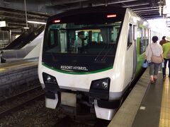 新宿から南小谷行きのあずさ３号に乗り松本に。

このまま乗っていれば直通で白馬まで連れていってもらえるのですが、あえて一旦下車します。

それは乗ってみたい列車があるから。

リゾートビューふるさと。
４年ほど前にデビューした長野支社の観光列車です。