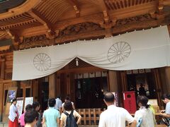 停車時間を利用して、駅前の穂高神社に参拝出来ます。

巫女さんが駅まで迎えに来てくれているので、後についてぞろぞろ向かいます。

神社の説明を聞きながら、旅の安全を祈願。