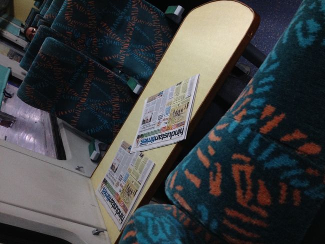 乗車までは、旅行会社の方が案内してくれるので少し気が楽です。<br /><br />朝だからか駅はものすごく混雑していて、自分ひとりだったら列車までたどり着けなかった気がする。<br /><br />乗車すると新聞がもらえます。<br /><br />すごくきれいな車内です。