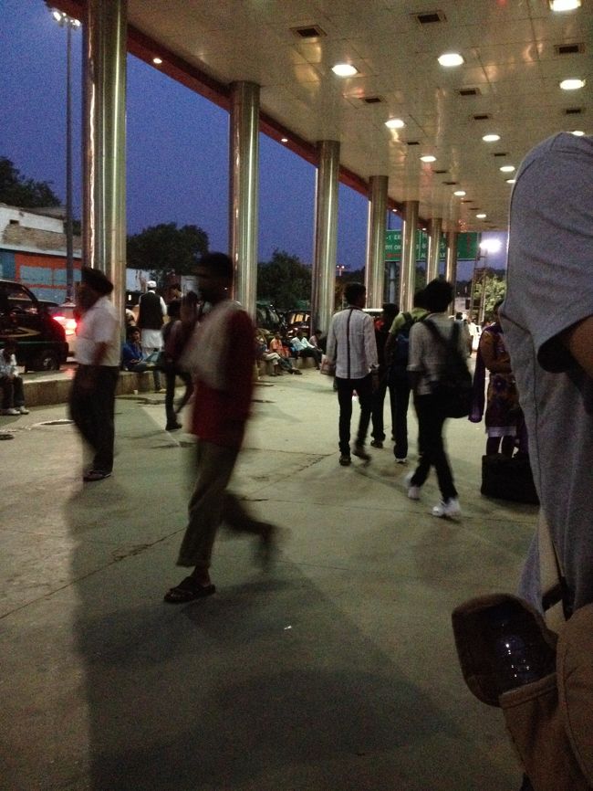 デリーからアグラへは日帰りで行くことにしたため、今回はシゲタトラベルに手配をお願いしました。<br />http://www.yokosoindia.com/#!about2/c1ym9<br /><br />行きは列車で、帰りは車です。<br /><br /><br />早朝５時過ぎ、ホテルよりニューデリー駅に向かいます。<br />駅構内は撮影禁止と聞いていたのですが、みんなフツーに写真撮ってる･･･。<br /><br />なお駅構内に牛がいるとの前情報を得ていたため期待しておりましたが出会えませんでした。<br /><br />