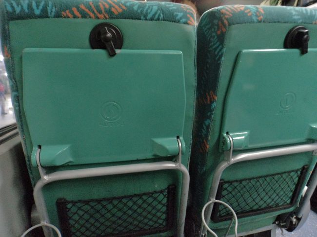 私たちは２人がけの座席でした。<br /><br />もちろん座席は回転しません。