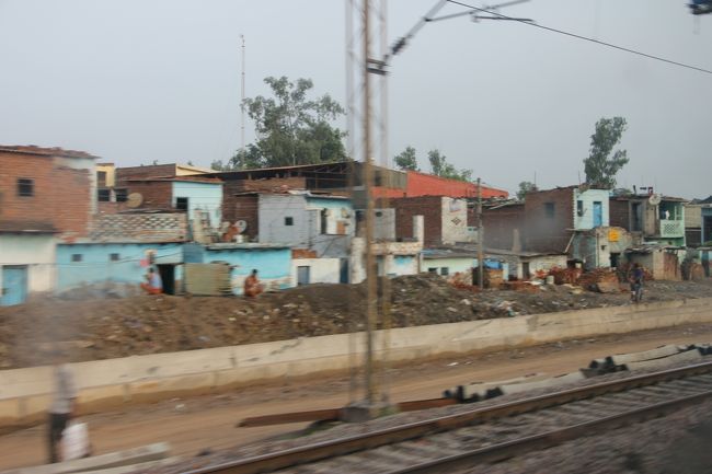 これがうわさのインド名物朝の野○ソ･･･。<br /><br />なお、しゃがんでるいる方はみなさま事態が進行中です。