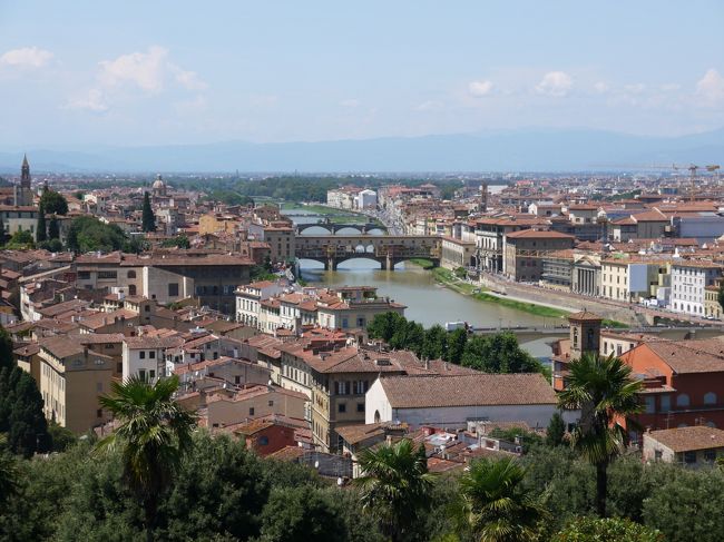 ヴェッキオ橋も見えるぞ。（完全に、おのぼりさんモード）<br /><br /><br /><br />ミケランジェロ広場だけで写真５枚もアップ、ここは行くべし、価値あり。