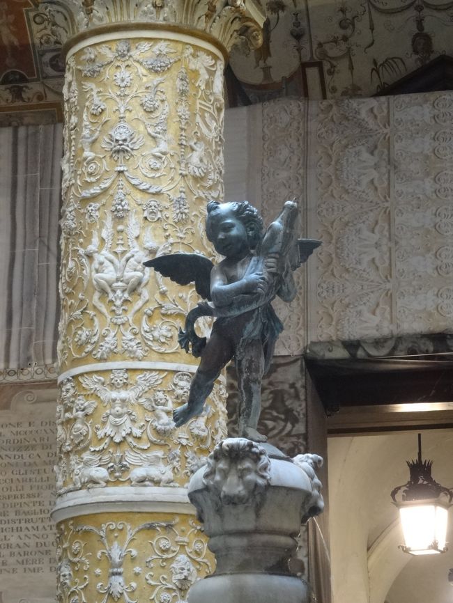 イルカを抱くキューピット