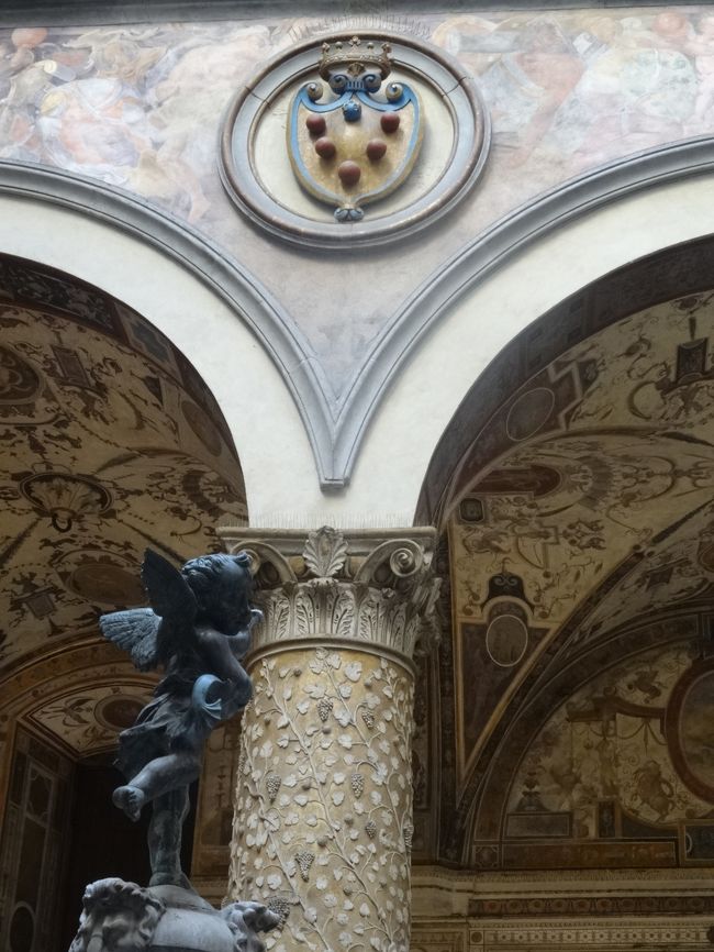 メディチ家紋章(金地に赤い玉)