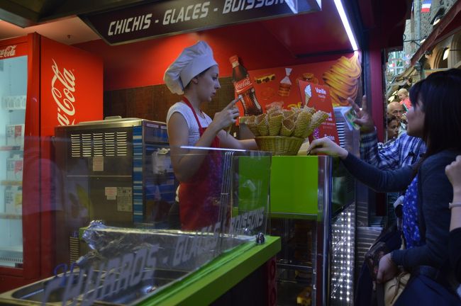 ル・プチ・ブルトンで塩キャラメルソフトを食べる。きれいなお姉さんがいた。