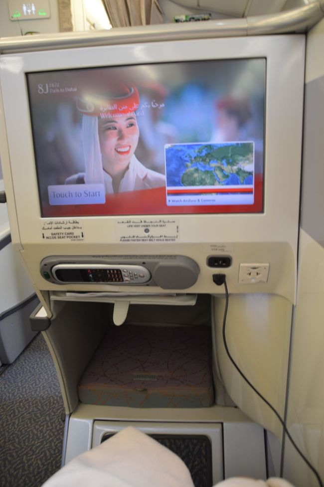 寝るとき脚はこの中に入れる。座席はフラットになるも、すこし狭苦しい。<br />で、A380の乗りごこちといえばほとんどかわり無し。モニター画面は大きいが、画像が粗い。