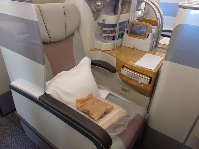 これは中央の座席。窓側は一人一人前後にずらして一人専用みたい。二人で会話もしたいなら中央の座席へ。一人でゆっくりしたいなら窓側へ。で、私たち夫婦はもちろん・・・窓側へ。<br />小さなワイヤレスのモニターが付いていて操作には便利。<br />アメニティグッズはわりと充実していた。EK>ANA>LH>TKの順か。スリッパなし。