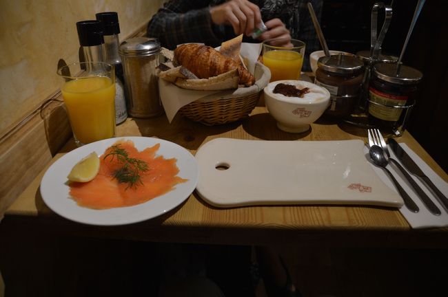 近くのレストランで昼食。２０００円弱だったか。まぁ美味しかった。狭かったけど。