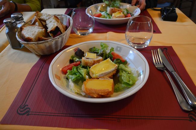 三種類のチーズが入っていた。帰りの空港免税店でこの村のチーズがあったのでお土産に。家に帰って冷蔵庫に入れていたら女房に臭いと処分を促される。英語の先生にお土産として渡したが、やはり臭いと言われた。