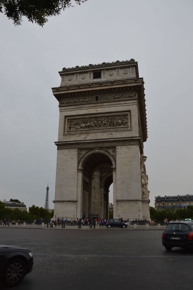 ついでに凱旋門へ。これもパスで入れるので並ばずで無料。