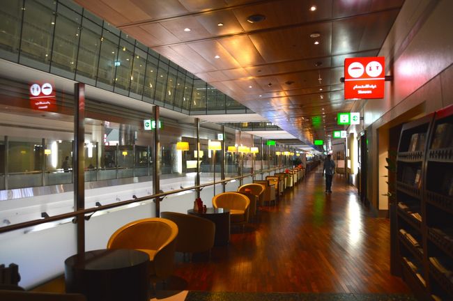 １０時間乗ってドバイに到着。この間はボーイング。座席は普通のビジネス。ほぼフラットでらくちん。これはドバイのラウンジ。やたらと広い。遥か彼方まで続く。シャワー室も３カ所にありそれぞれ５部屋ある。<br />関空のラウンジ（KIX)に比べたら雲泥の差。<br />フランクフルトのラウンジ（ルフトハンザLH）・イスタンブール（トルコ航空TK)・羽田（ANA）と比べる。食事はTK>ANA>EK>LH>KIXの順。TKの食事は断トツ。