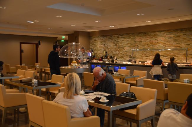 これはエミレーツのパリでのラウンジ。とてもきれい。もちろんエミレーツ専用。