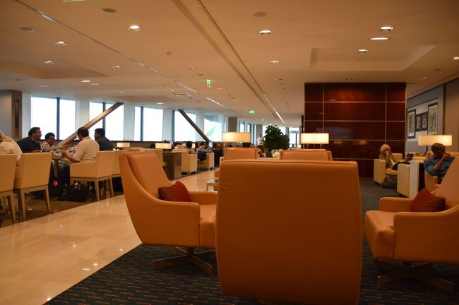 エミレーツのハブ空港でもないのにどうしてこんなに広いのだろう。シュワー室もきれかった。