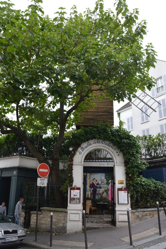 ルノアールで有名なムーラン・ド・ラ・ギャレットのレストラン。木の陰に風車が見える。この辺りにゴッホやユトリロなどのすんでた跡がある。