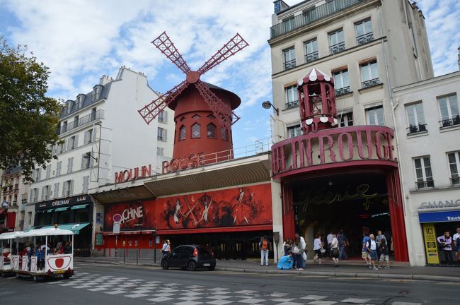 地下鉄に乗るため駅を目指したら有名なムーランルージュがあった。ここから地下鉄に乗ってエッフェル塔へ。
