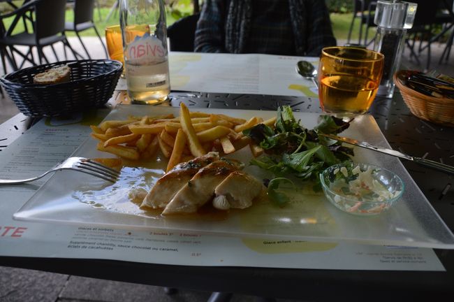 バス停までの帰り道に寄ったレストラン。雰囲気も良かった。これにコーヒーとデザートがついて二人で５０００円ぐらい。風が心地よい。