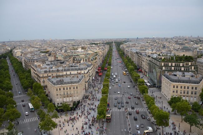 上まで頑張ってのぼって、シャンゼリゼ通りをみる。