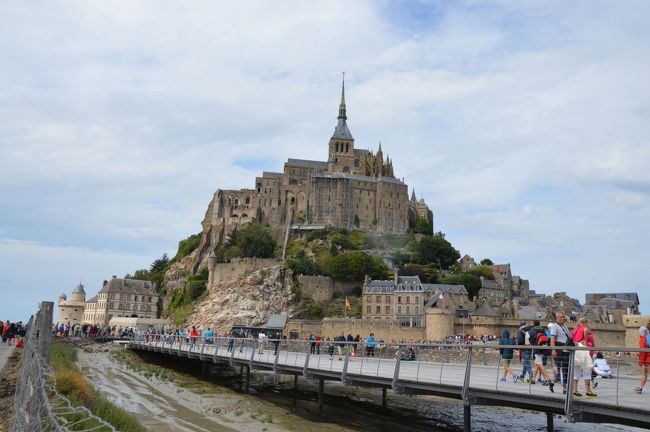 近くに行くとこんなの。道路が味消し。