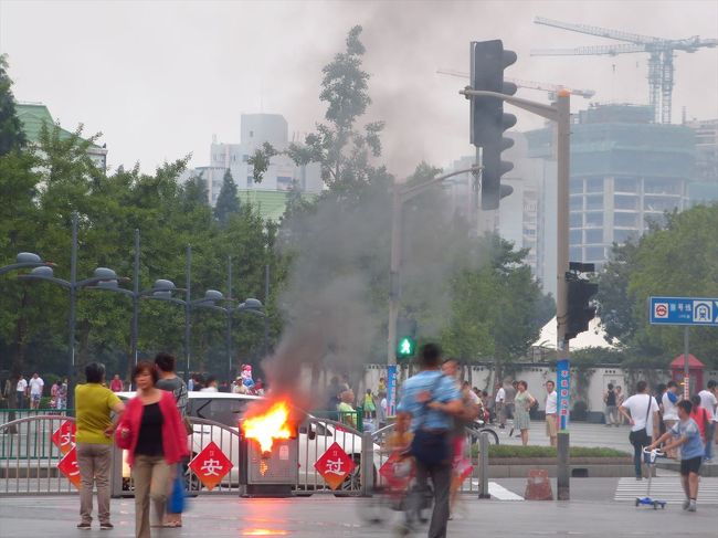 屋台かと思ったら…<br /><br />ごみ箱燃えてる！！！！？？？<br /><br />しかも誰もアタフタしてない。