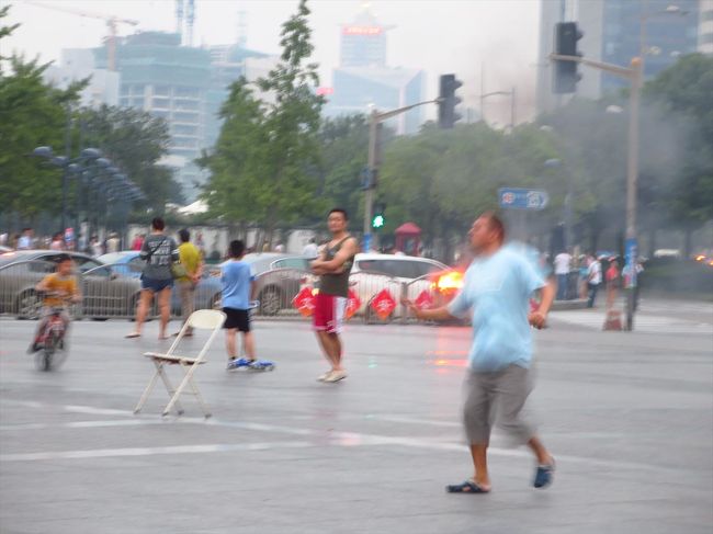 仕事帰り…<br /><br />青空カラオケが準備を始めるころ…<br /><br />ノリの良い音楽で踊りまくる男性ひとり。<br /><br />ん？背後がおかしいぞ？<br />