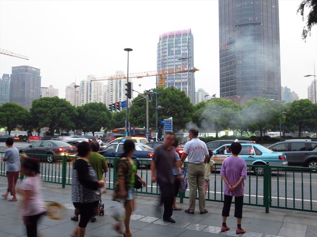 遠回りして道を渡り、先ほどのゴミ箱。<br /><br />みんな眺めているだけ。通報する人もいないみたいです。<br /><br />これだけじゃなくて、交通事故が起きても誰も助けないし、ここで何かあったら私死ぬかも…と一瞬怖くなりました。<br /><br />そうこうしているうちに、パトカーが来たーー！と思ったら巡回中のようで、燃えているゴミ箱の脇をすーーーっと通り過ぎて行きました。