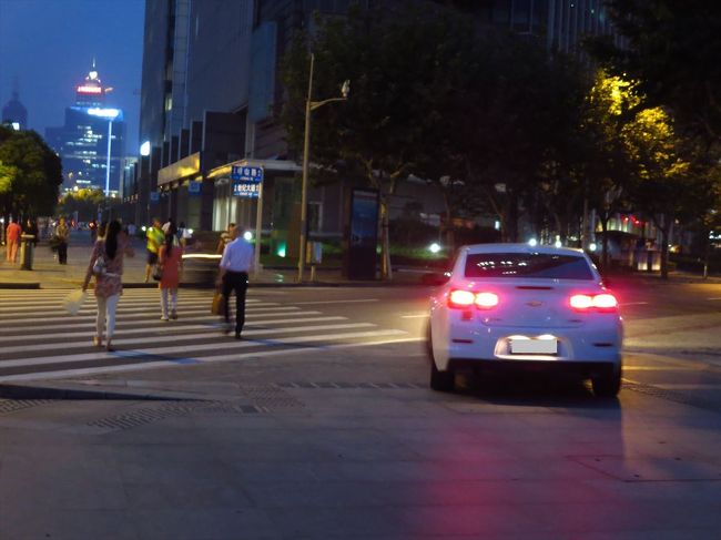 歩道歩いてたのに、車が走ってきた。<br /><br />上海でもありがちな光景。