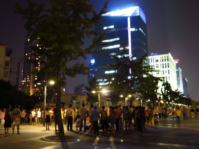 いつものおばちゃん健康体操グループに加え、ちょっと激しめのダンスを踊るグループがいました。<br /><br />上海のおばちゃん、なぜそこまでセクシーな服を着るのか…？謎。日本人の同年代の方がよっぽど若く見えると思うけど、服装は保守的ですよね。