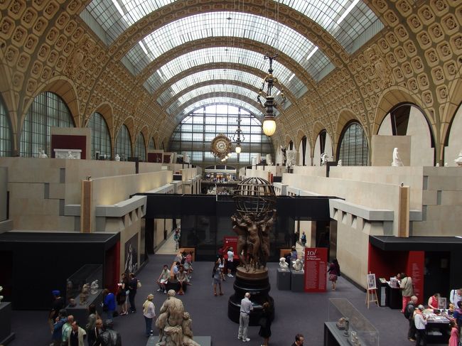 お昼からオルセー美術館へ。ここは有名な絵が多く好きな絵もたくさんあり、しかもコンパクトに収まっている。人もそんなに多くなく、ゆっくり見れるのでいい。５時過ぎまで見ていた為疲れ果ててホテルに帰る。