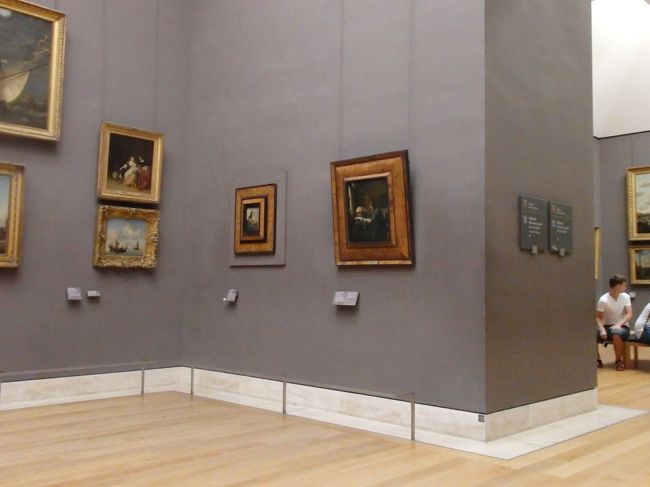 その他の部屋も人は少なくて、レンブラント・フェルメール・ゴヤなども閑散としていた。日本に来たらどれも行列ができるだろうに。この絵はフェルメール。絵の前でじっくりと止まってみていたが、人の邪魔にはなっていなかった。しかもルーブルは写真OK（発光禁）で太っ腹。ちなみにオルセー、オランジュリーは禁止。近代美術館はOK。