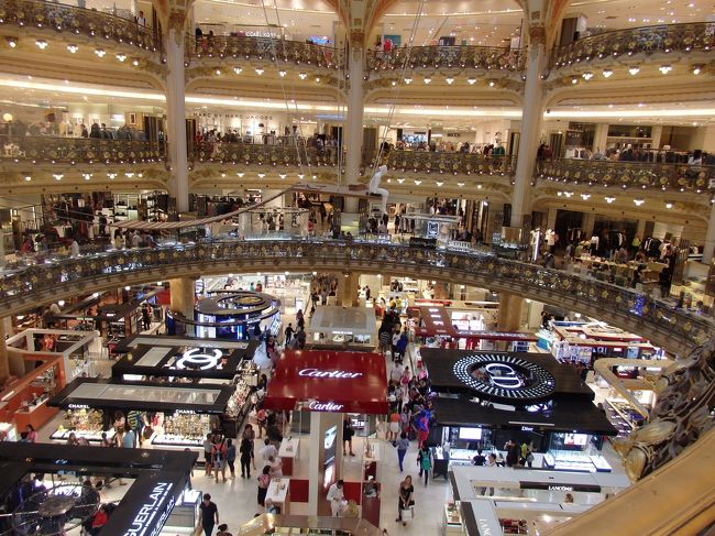 帰りにサンラザール駅近くのデパート、ラファイエットに寄ってお土産を買う。何処もかしこも中国人だらけ。