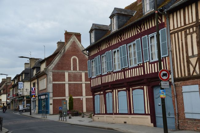 帰りにポンレヴェック村で夕食。チーズで有名。ノルマンディーの田舎村。