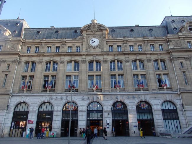 翌日はモネの家と庭園で有名なジベルニーへ。国鉄SNCF電車でサンラザール(PARIS SAINT LAZARE)駅→ヴェルノン(VERNON)駅へ。降りて地下道をくぐって反対側へ。すぐそばにバス停がある。そこからジベルニー(GIVERNY) 行きに乗る。誰でも分る。これはサンラザール駅の外観。広告もなくすっきりしていてしかもきれい。