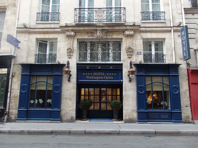 パリに到着。ドバイからはさらに７時間のフライトのため疲れ果てる。パリは３度目。この前は１５年前なのでずいぶん久しぶり。<br />ホテルはルーブル北のGolden chupip Washingtn Operaという３０室程度のプチホテル。１泊35000円程度のJunior Suite。やたらと日本人が多かった。なんでだろう？