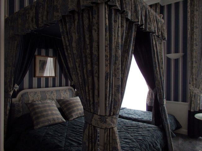 案内された部屋は狭かった。おかしいと確認したらDelux roomだった。しかも満室のためその日はその部屋でがまんしろとの事。かわりに冷蔵庫の飲み物は無料にするという。どうもいい加減。他の対応はあまり悪くなかったので我慢する事に。文句言っても仕方ないしね。翌日からJunior Suite。Twin頼んでいたのにWベッドでその横にエキストラ置いていた。他に特徴はなく、値段の割にはちょっとしょぼいのでは。<br />朝食はコンチネンタル。５日間全く一緒だった。朝の７時からだが、２分前に言ったらまだ真っ暗だった。７時から準備始めるみたい。<br />