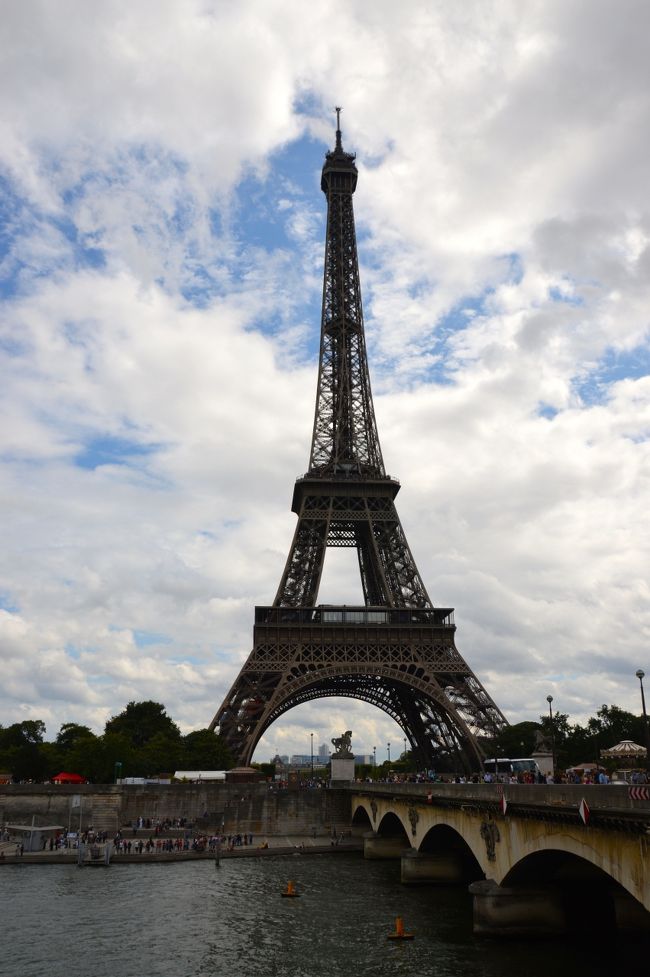 今回が初めてのエッフェル塔に。地下鉄で行くのはけっこう不便だった。下だけくぐっておしまい。