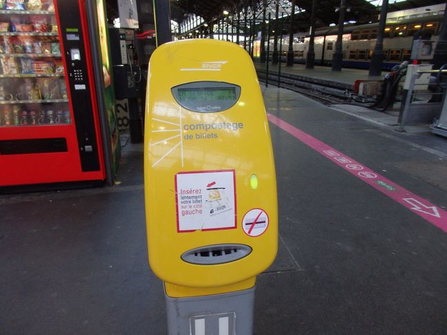 その前にこれで刻印する。うまく入れないと刻印できない。結局列車の中で検札はなかった。１等に乗るも、２等とほとんどかわらず。本当に１等か？と調べたぐらい。