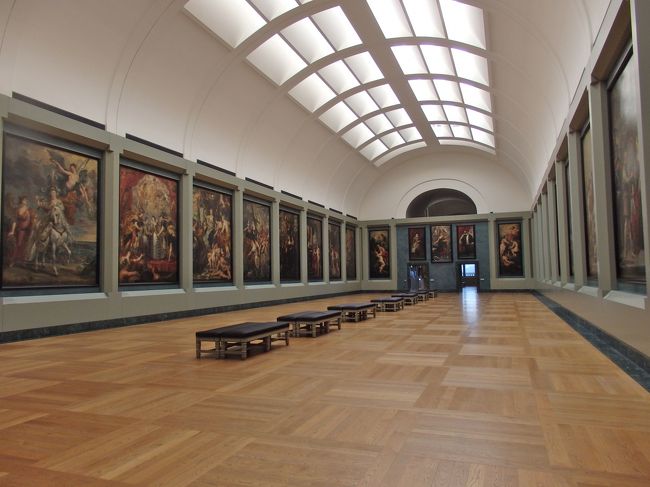 翌日は朝にコンコルド広場まで散歩して９時にルーブルへ。今回はリシュリー翼へ。マリードメジチスの生涯の部屋では誰もいなかった。こちらには団体さんは来ないみたい。やっとゆっくり見ることができた。