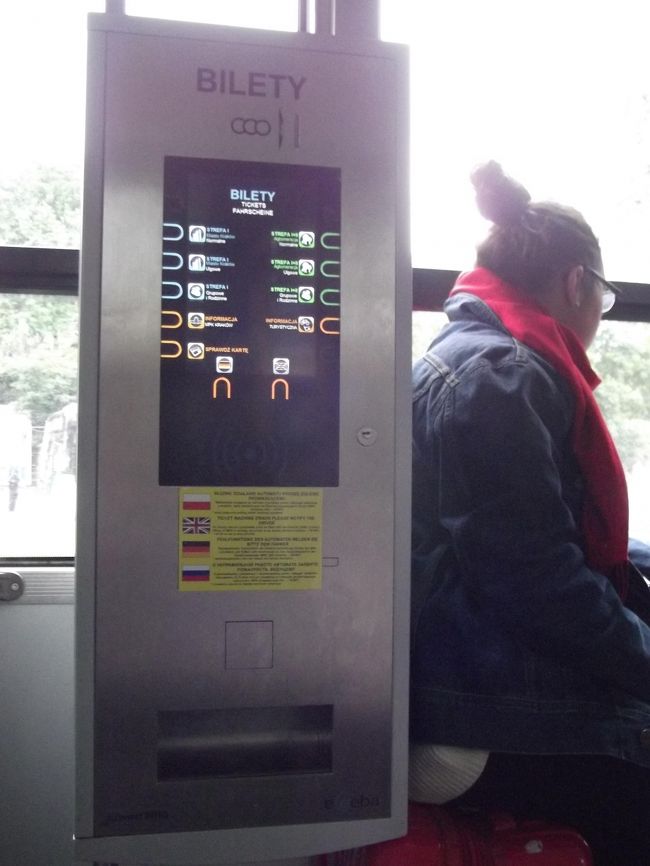 券売機はバスの車内にあるので、車内で購入し、すぐ忘れないように打刻します。<br />空港まではエリア外料金のため4ズヴォティです。必ず小銭を用意しておきましょう、小銭への両替は売店等でお願いしても結構嫌がられました。